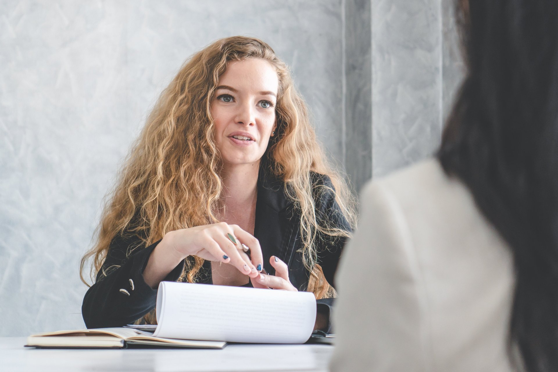 Eine Frau erhält ein Einzelcoaching.