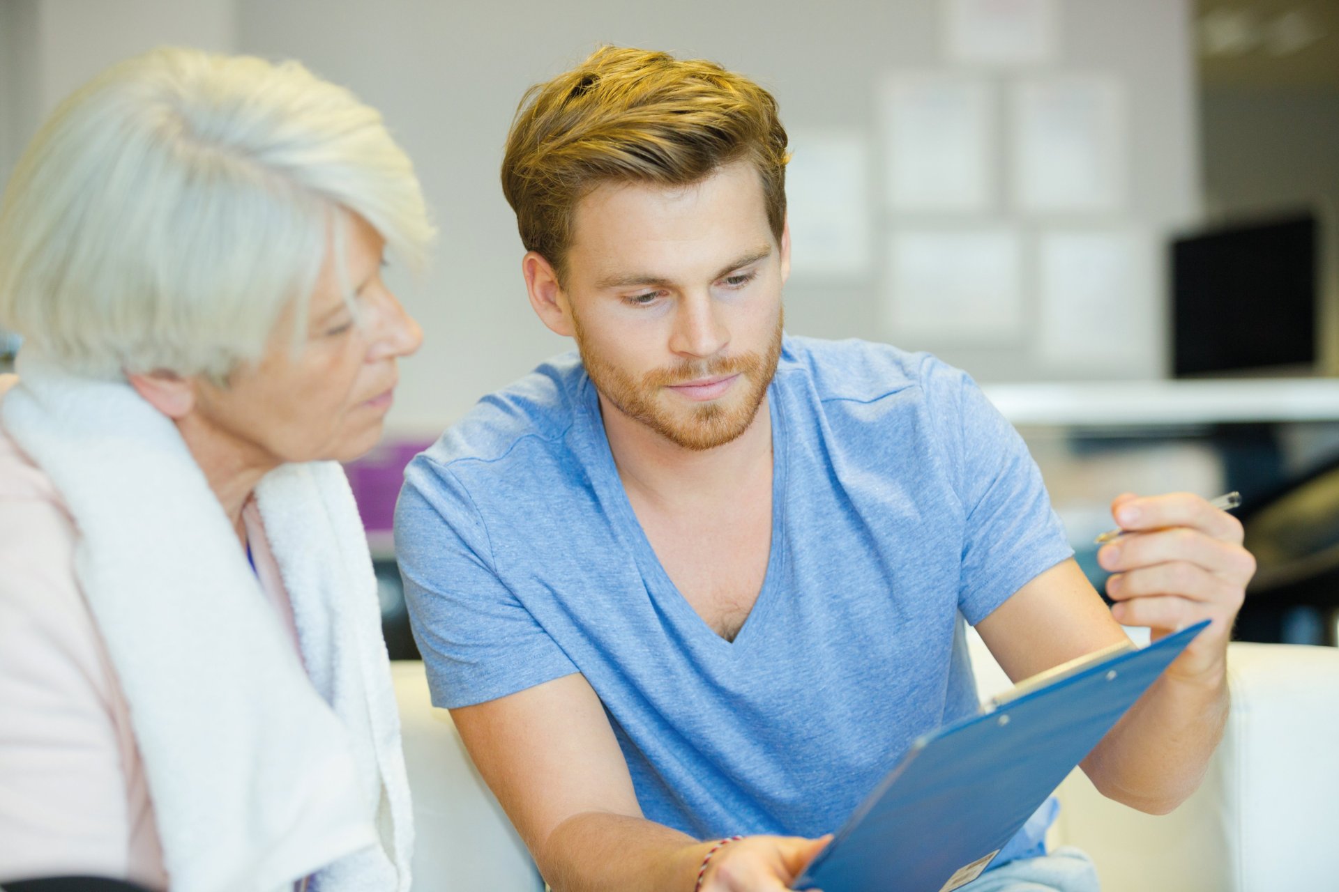 Ein Krankenpfleger kümmert sich um eine Patientin.