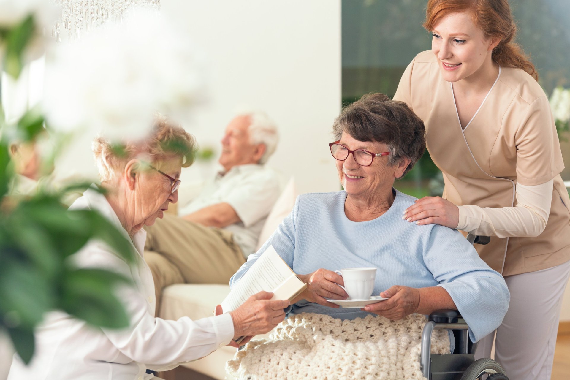 Eine Pflegerin ist mit ihrer Patientin bei einem Arzttermin.