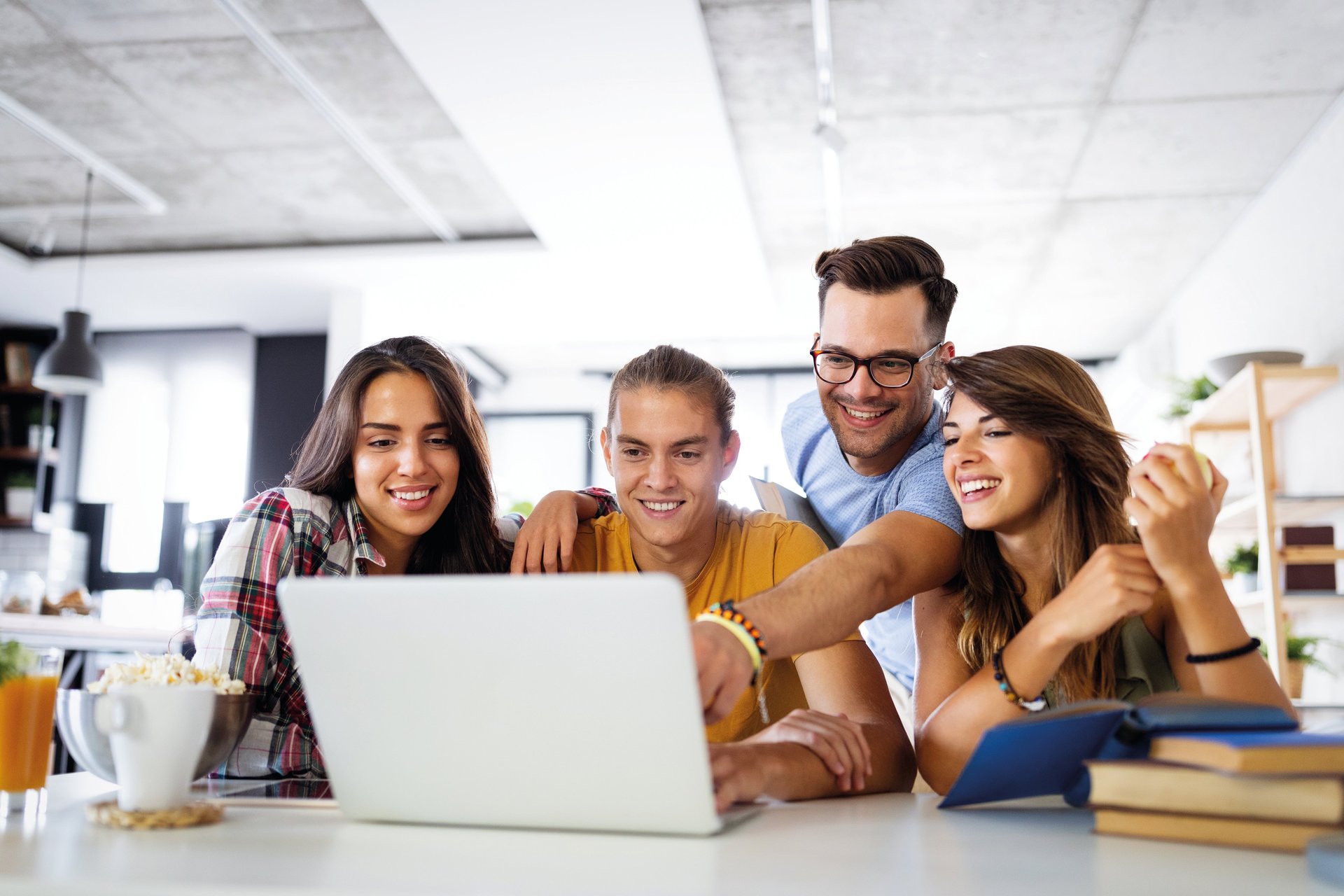 Eine Gruppe Schüler*innen arbeitet an einem Computer.