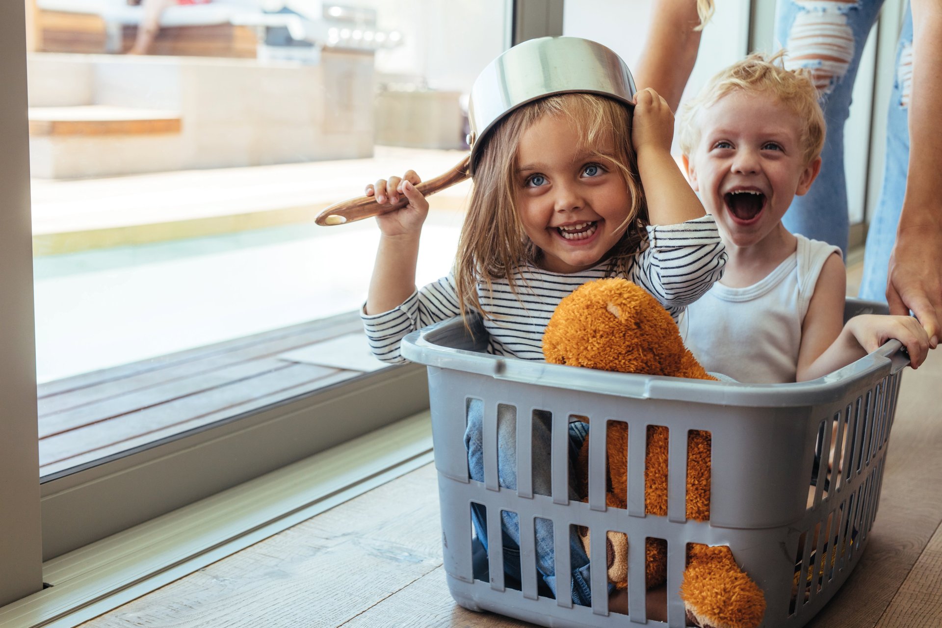 Kinder spielen ausgelassen in einem Kindergarten.