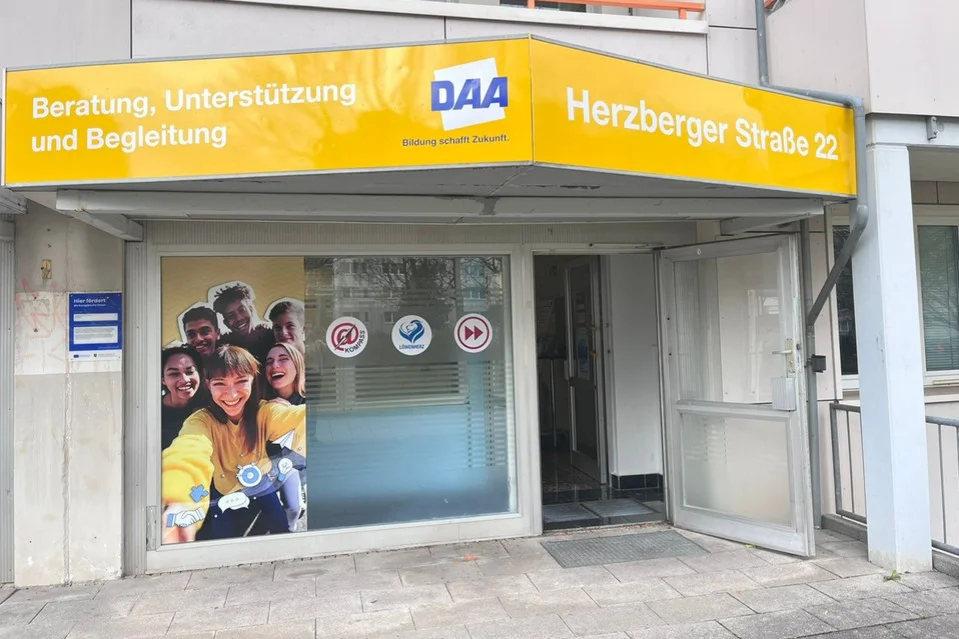 Eingang zur DAA Dresden in der Herzberger Straße