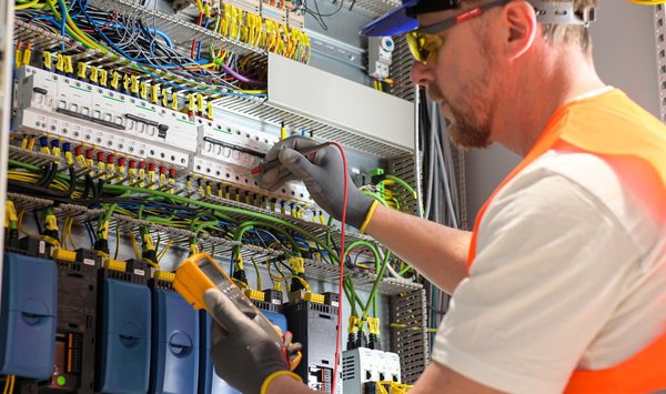 Eine elektrische Anlage in einer Industriehalle wird gewartet.