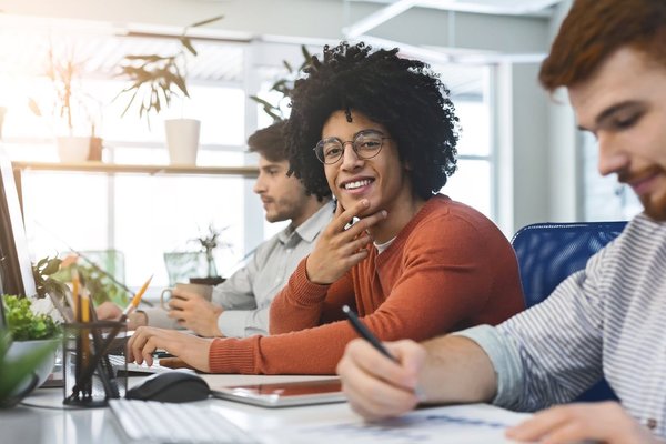 Drei Männer nehmen am Kurs "Digitale Kompetenzen II" teil.