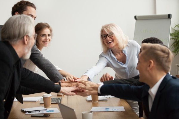 Eine Gruppe Mitarbeiter*innen stimmt über ein Projekt ab.