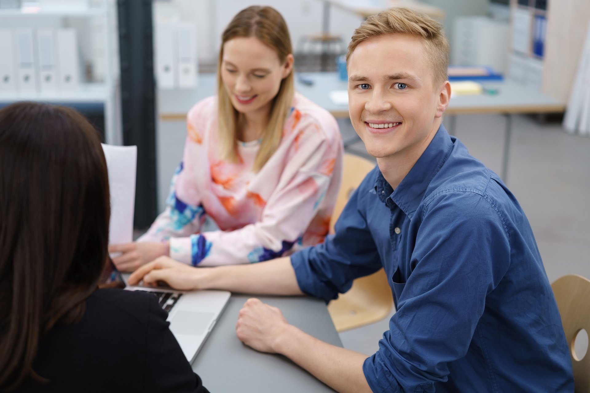 EIn junger Mann in einer assistierten Ausbildung.