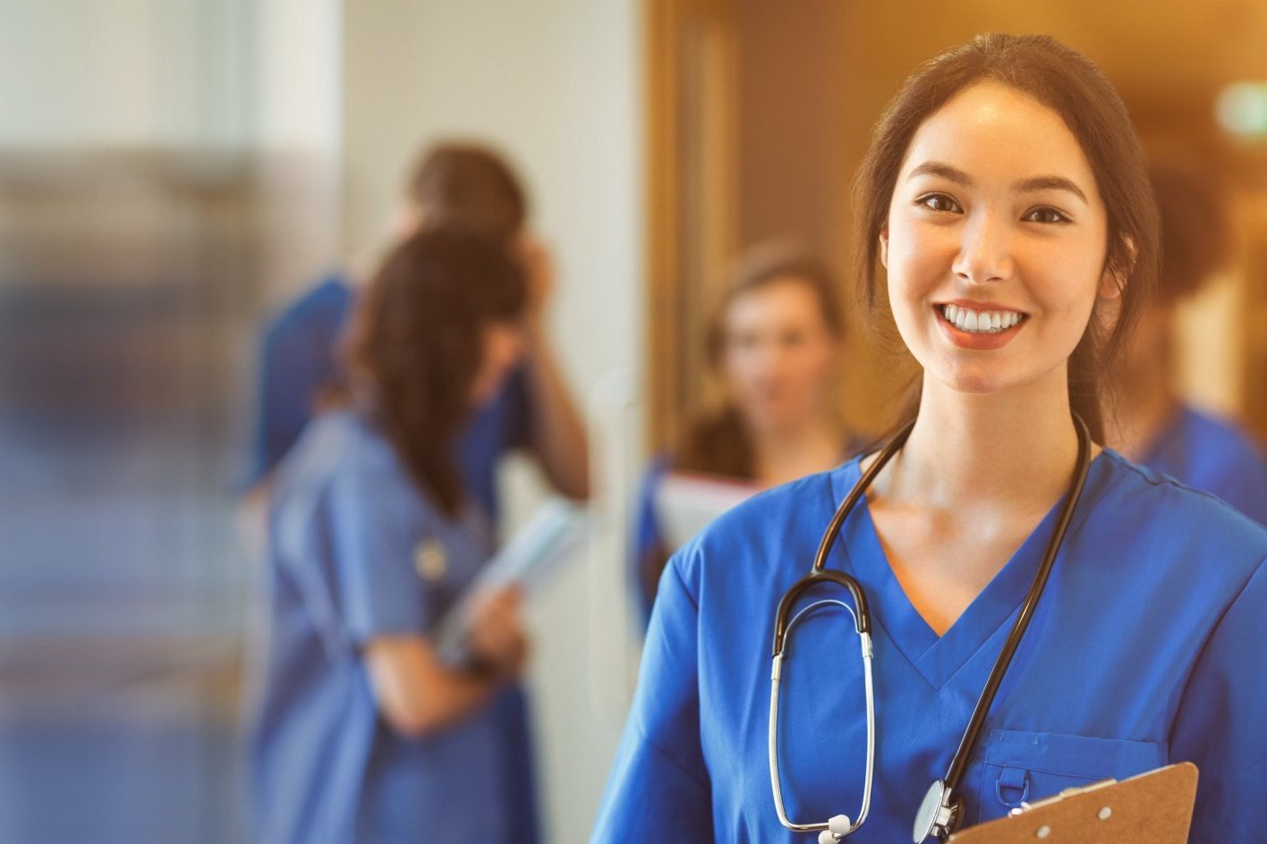 eine Krankenpflegerin steht in einem Krankenhaus.