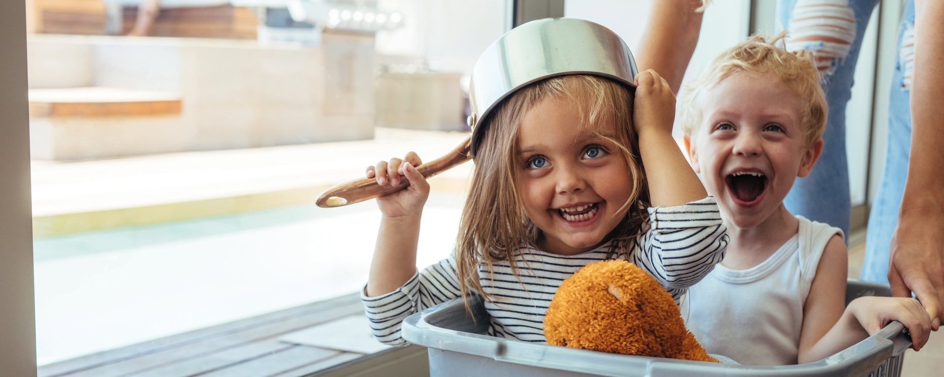 Kinder spielen ausgelassen in einem Kindergarten.