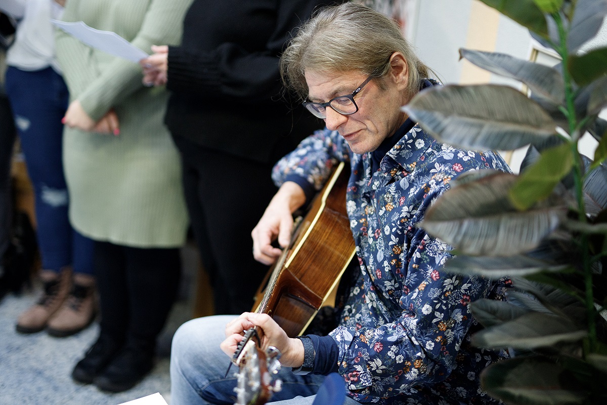 Ein Mann spielt auf einer Gitarre.